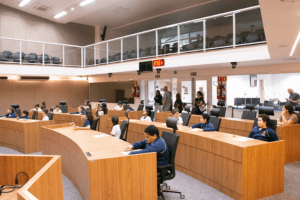Vereador Sérgio Santana Recebe Alunos da UME Olavo Bilac na Câmara Municipal de Santos para Aula sobre Política Municipal