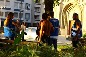 Equipes de rua buscam resgatar pessoas que perderam a esperança
