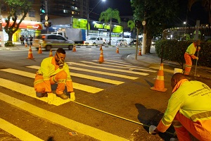Avenida em Santos já tem mais de 70% da sinalização revitalizada